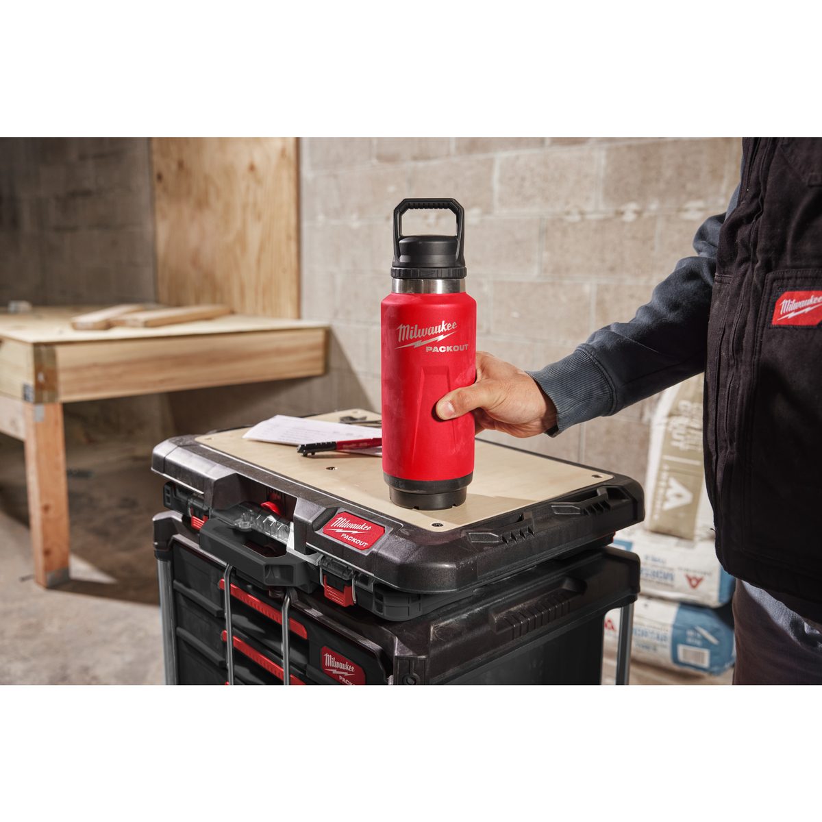 Milwaukee PACKOUT láhev 1065 ml s víčkem - červená