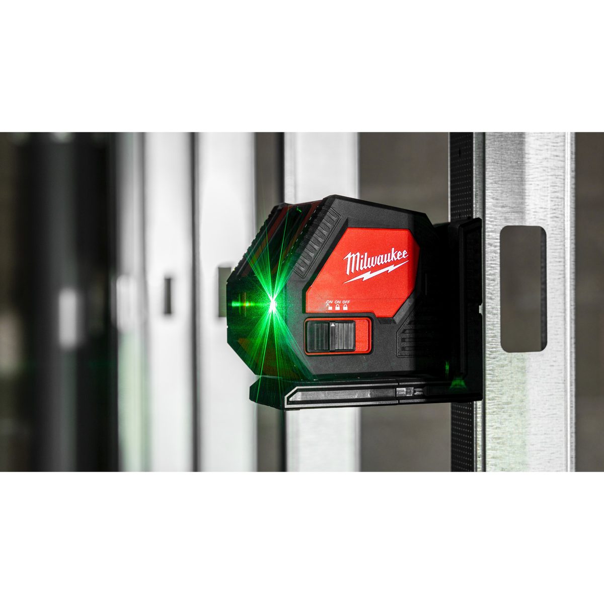 Milwaukee CLL Zelený křížový laser na alkalické baterky