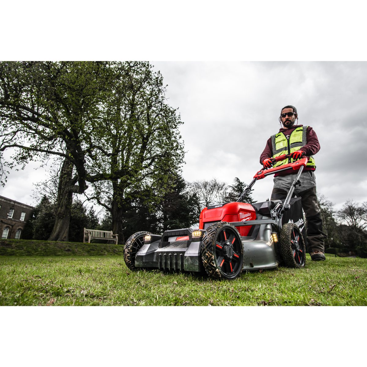 Milwaukee M18 F2LM53-0 Sekačka na trávu 53 cm s pojezdem - bez aku