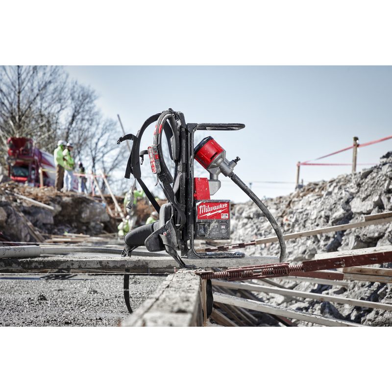 Milwaukee MX FCVBP-0MX FUEL batohový ponorný vibrátor do betonu