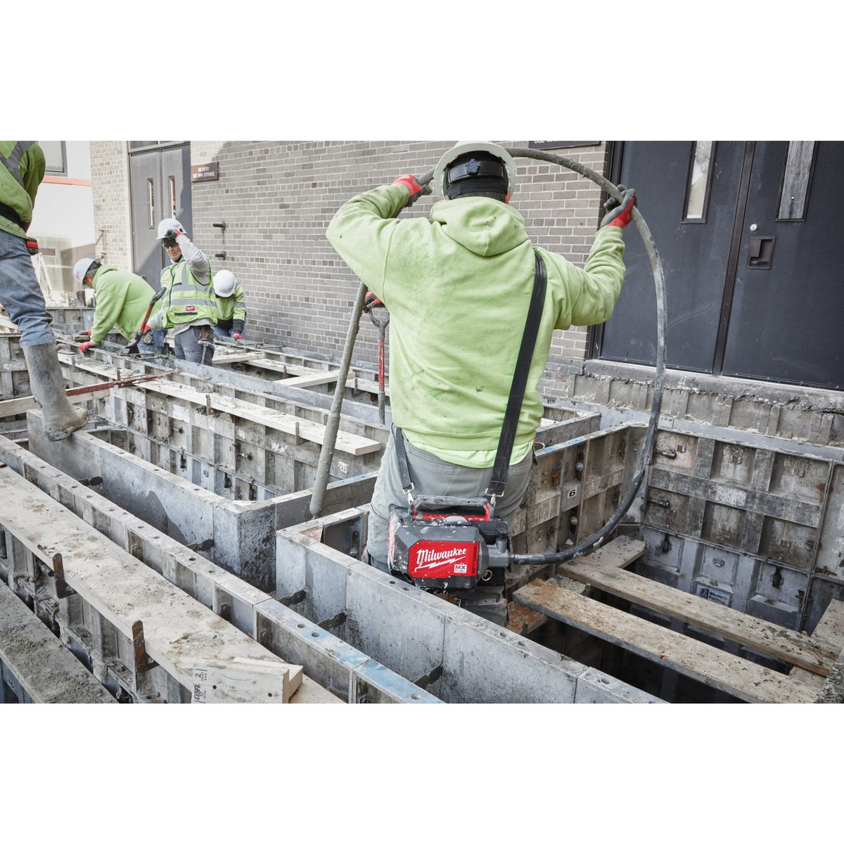 Milwaukee MXF CVBC-0 MX FUEL KUFŘÍKOVÝ PONORNÝ VIBRÁTOR NA BETON