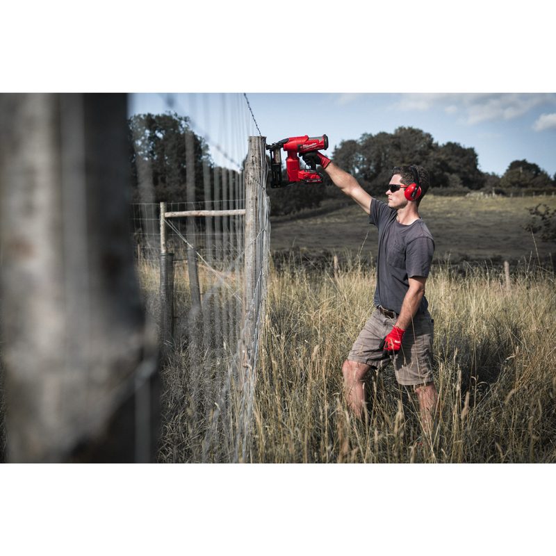 Milwaukee M18 FFUS-302C Aku sponkovací pistole na oplocení, 2x 3Ah