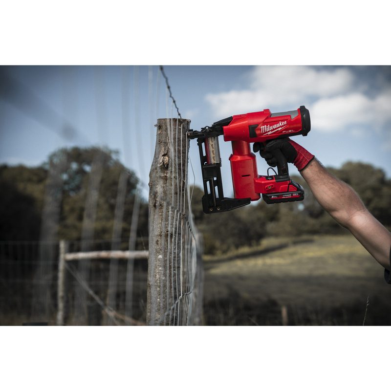Milwaukee M18 FFUS-302C Aku sponkovací pistole na oplocení, 2x 3Ah