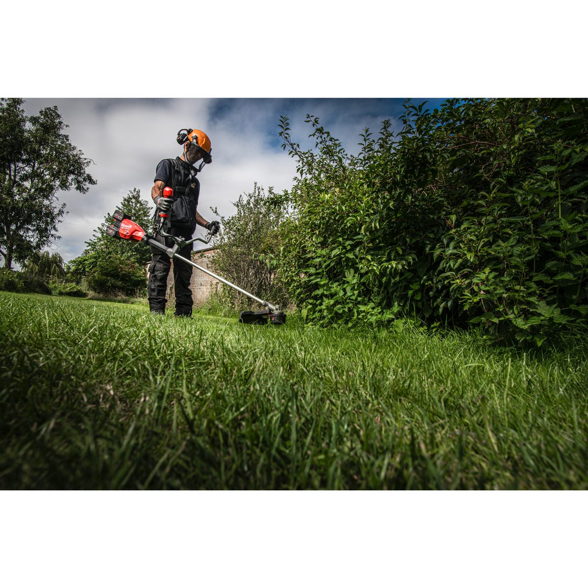 Milwaukee M18 F2BCU-122 křovinořez se 2 akumulátory sada