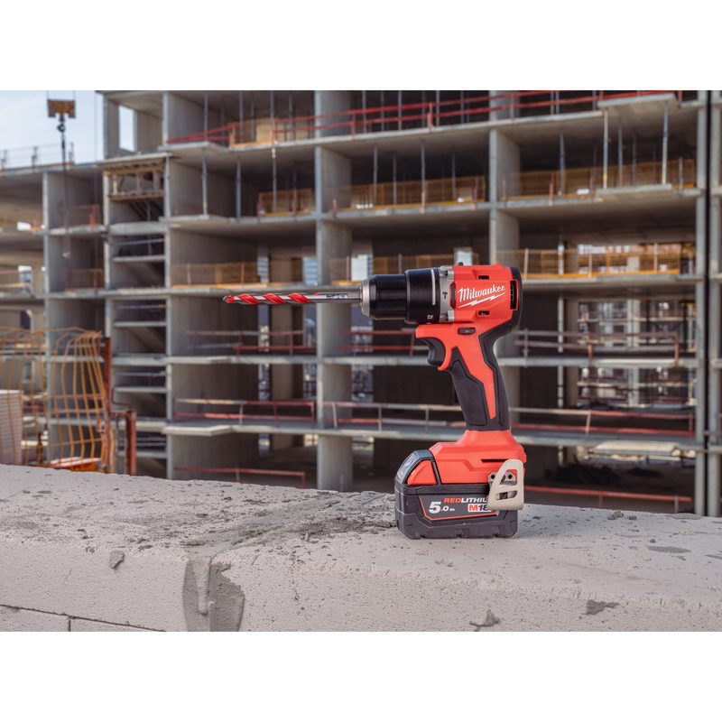 Milwaukee M18 BLPDRC-502C kompaktní bezuhlíková příklepová vrtačka