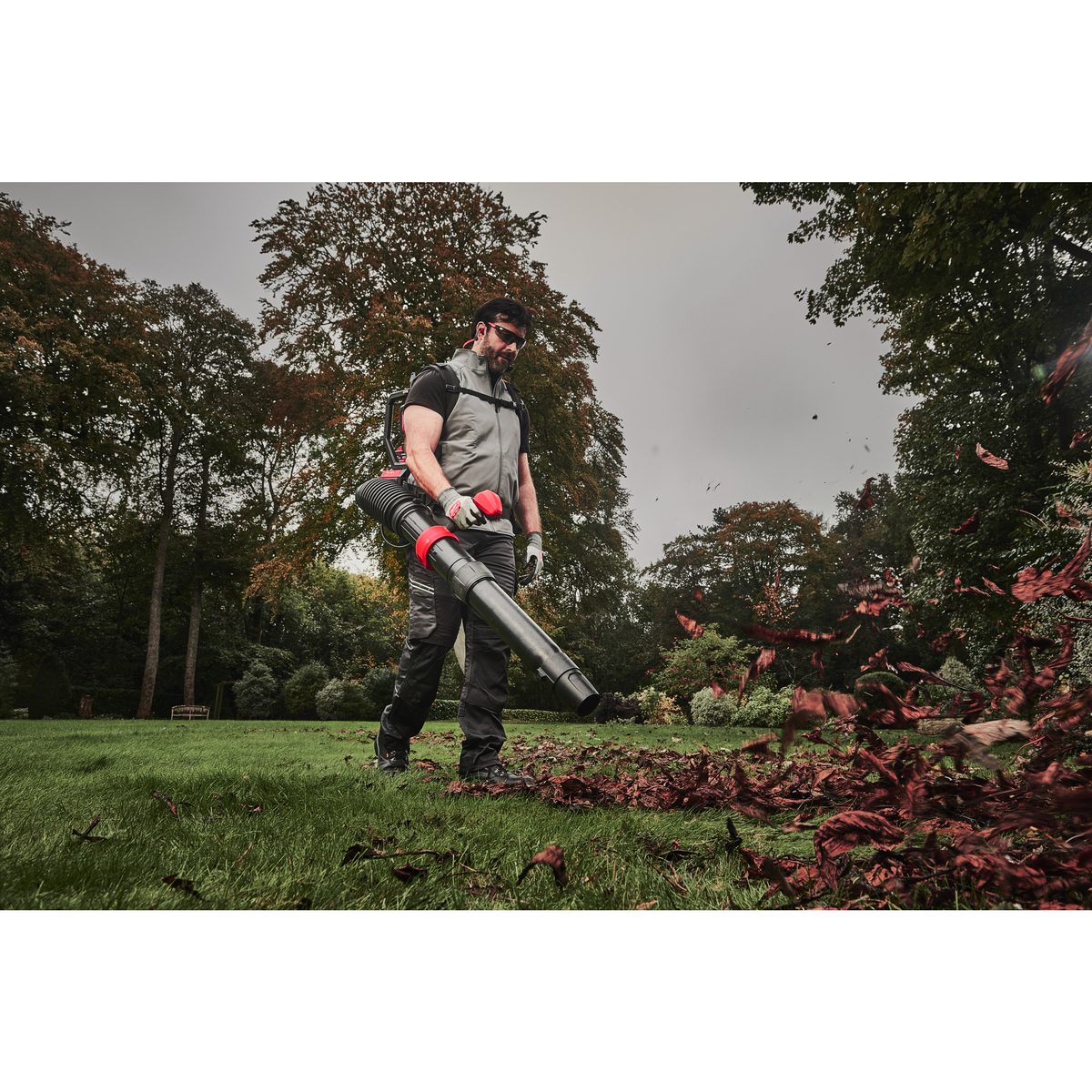 Milwaukee M18 F2BPB-0 zádový fukar na dva akumulátory