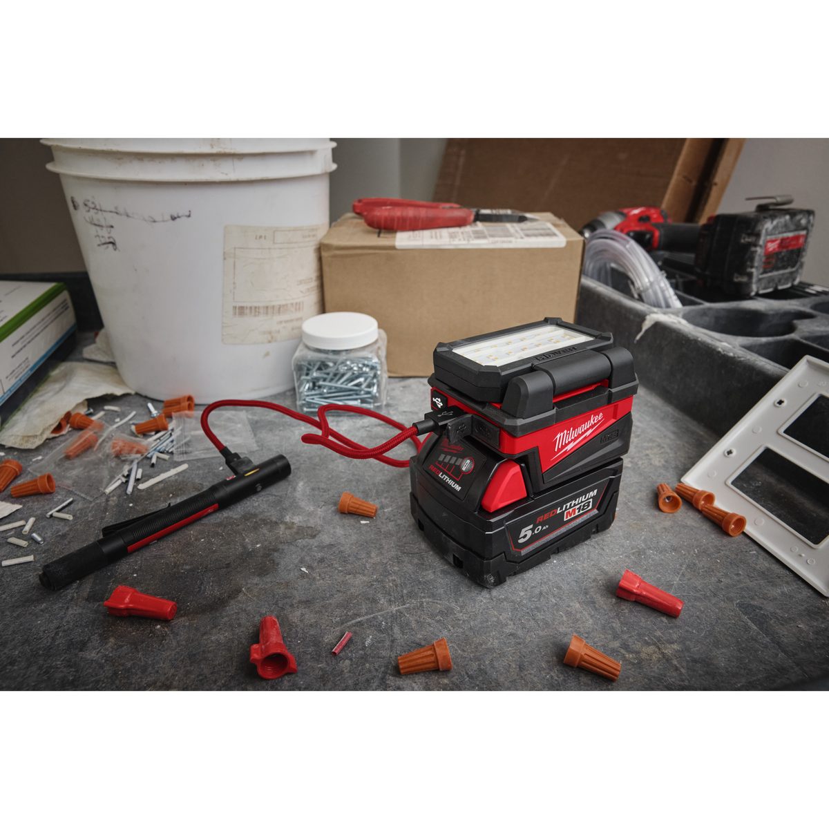 Milwaukee M18 ALIS-0 Svělo a USB zdroj na M18 akumulátory, 1000 lumenů