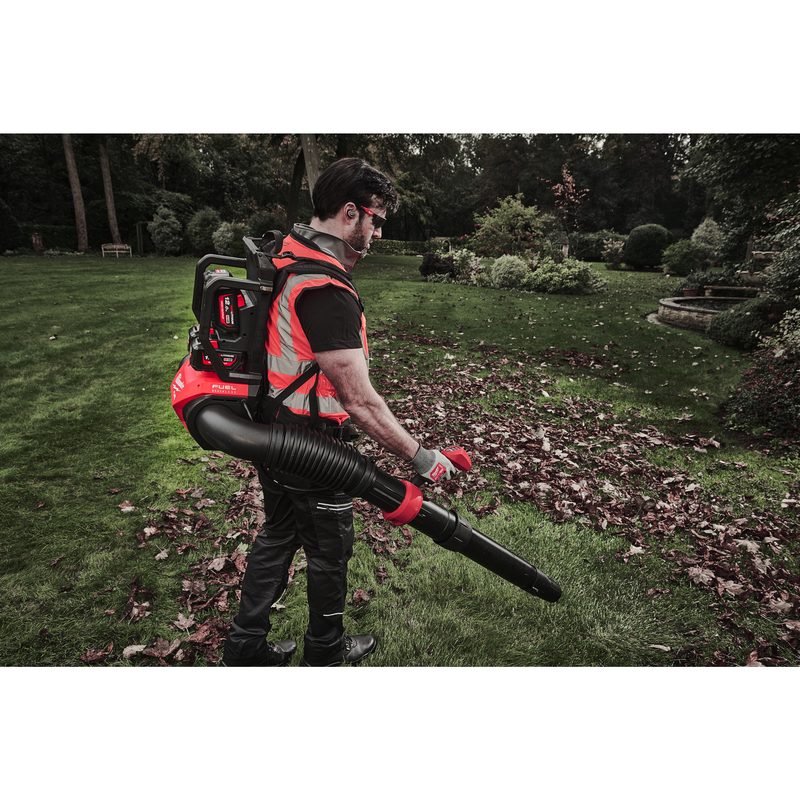Milwaukee M18 F2BPB-124 zádový fukar na dva akumulátory