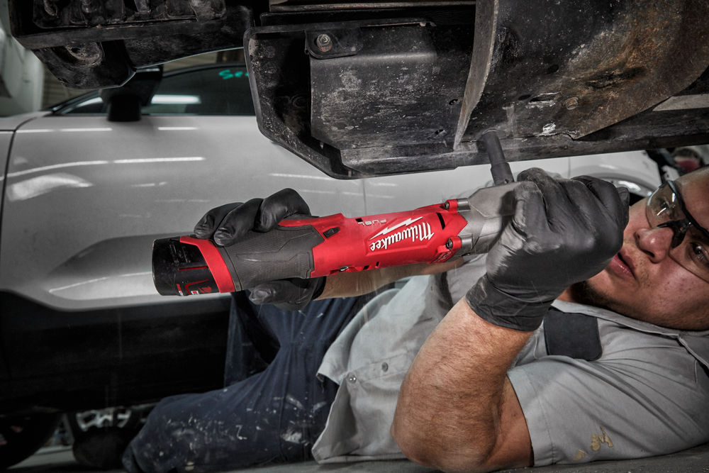 Milwaukee M12 FRAIWF38 - 3/8 PRAVOÚHLÝ RÁZOVÝ UTAHOVÁK - 300Nm
