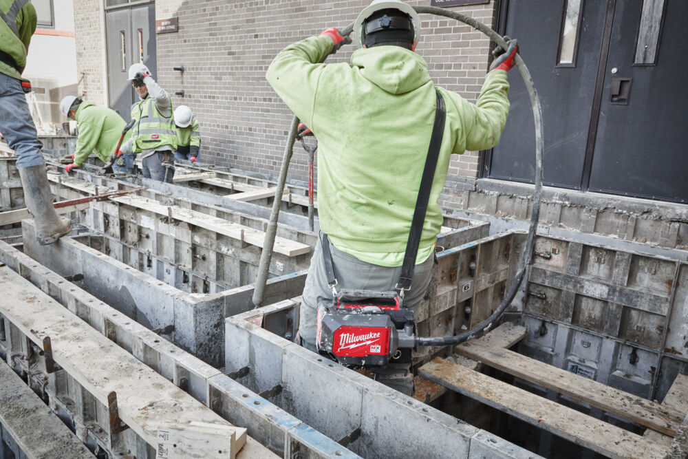 Milwaukee MXF CVBC-602 MX FUEL KUFŘÍKOVÝ PONORNÝ VIBRÁTOR NA BETON