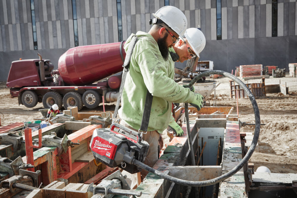 Milwaukee MXF CVBCKIT-602 MX FUEL KUFŘÍKOVÝ PONORNÝ VIBRÁTOR NA BETON