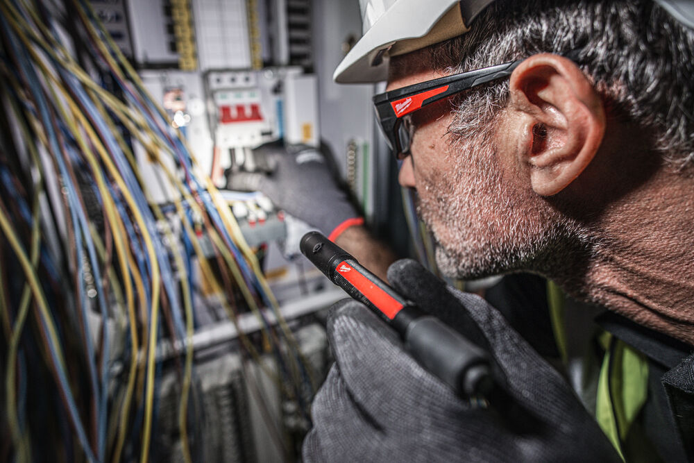 Milwaukee IR PL250 USB 250 LUMENŮ s integrovaným laserem