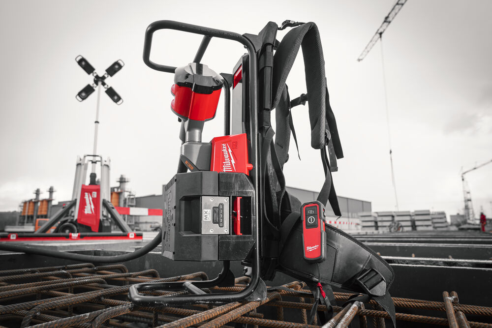 Milwaukee MXF CVBP-602 Batohový ponorný vibrátor do betonu