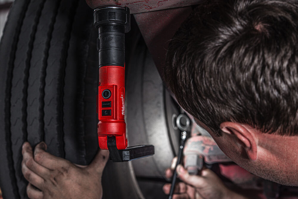 Milwaukee L4 SL550-301 - Skládací lampa 550 lumenů, s nabíjením přes USB