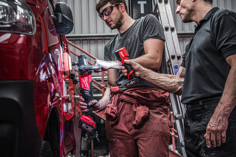 Milwaukee M12 CML-401 Přizpůsobitelné barevné světlo vhodné pro detailing, 1000 lumenů