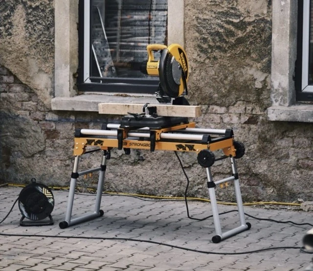 Multifunkční skládací stůl a plošina STRONGBOLD StrongBench B910