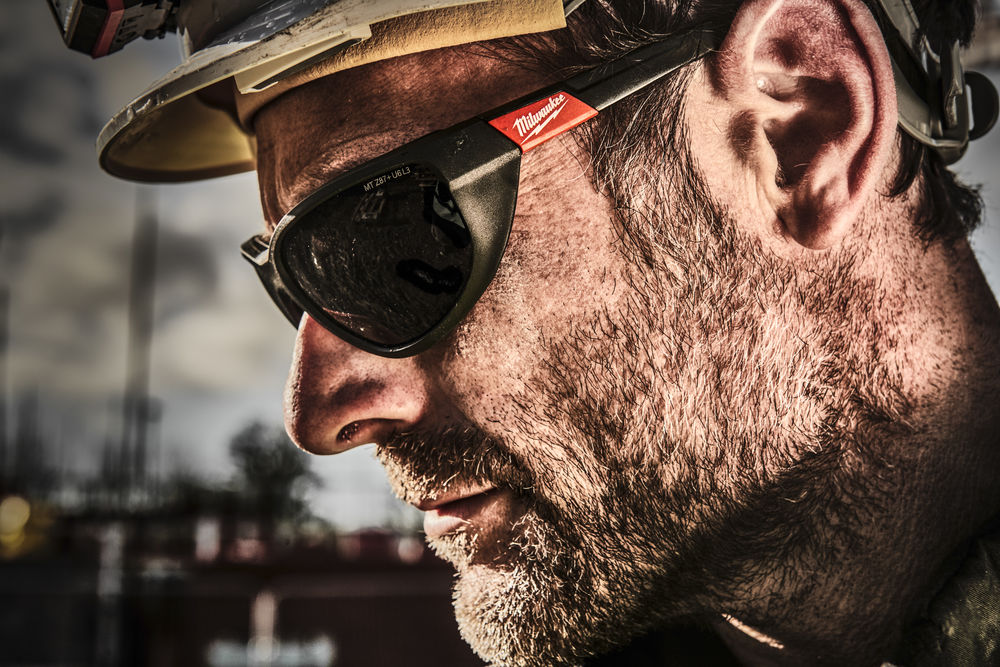 Milwaukee  Vysoko výkonnostní ochranné brýle zatmavené s těsnící vložkou -1ks Polarizované