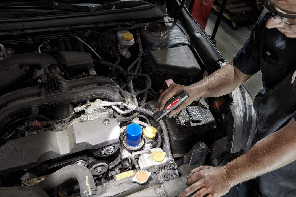 Milwaukee L4 FMLED-201 Kovová LED svítilna s USB nabíjením - 800 lumenů