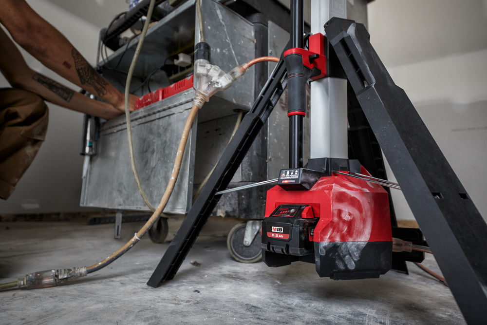 Milwaukee M18 HOSALC VYSOCE VÝKONNÁ STOJANOVÁ SVÍTILNA S NABÍJEČKOU, 6000 lumenů