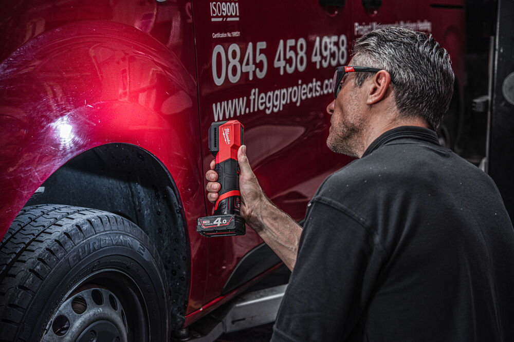 Milwaukee M12 CML-401 Přizpůsobitelné barevné světlo vhodné pro detailing, 1000 lumenů