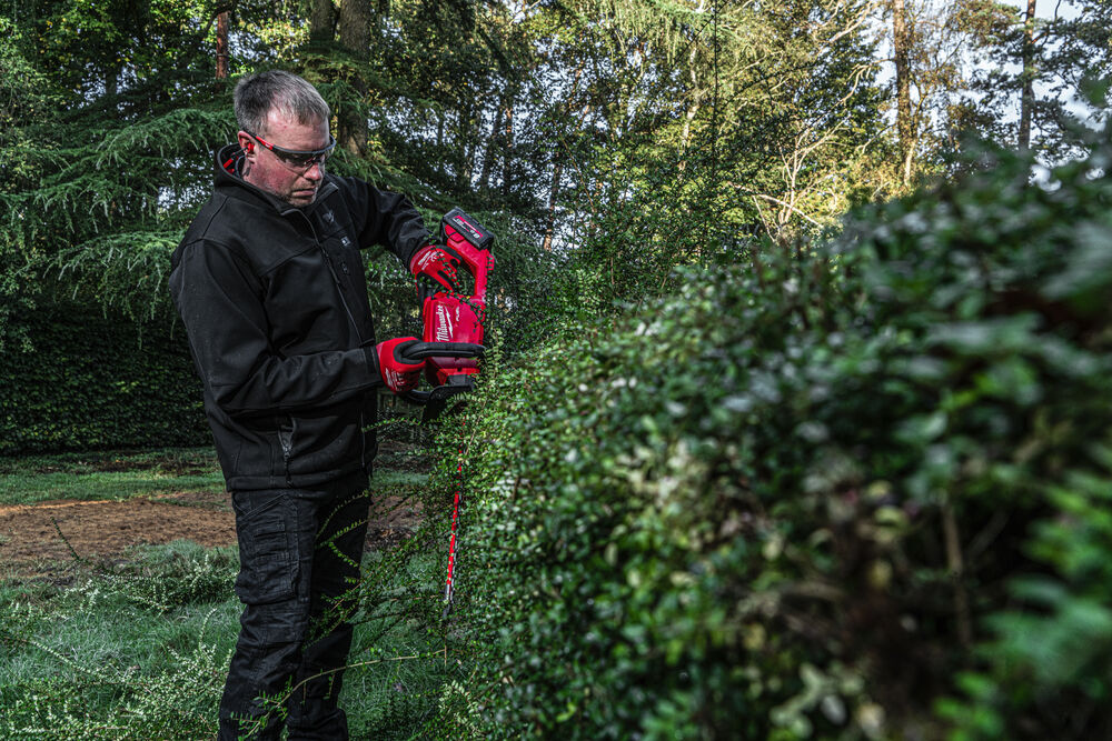 Milwaukee M18 FHT45-802 45cm aku plotostřih