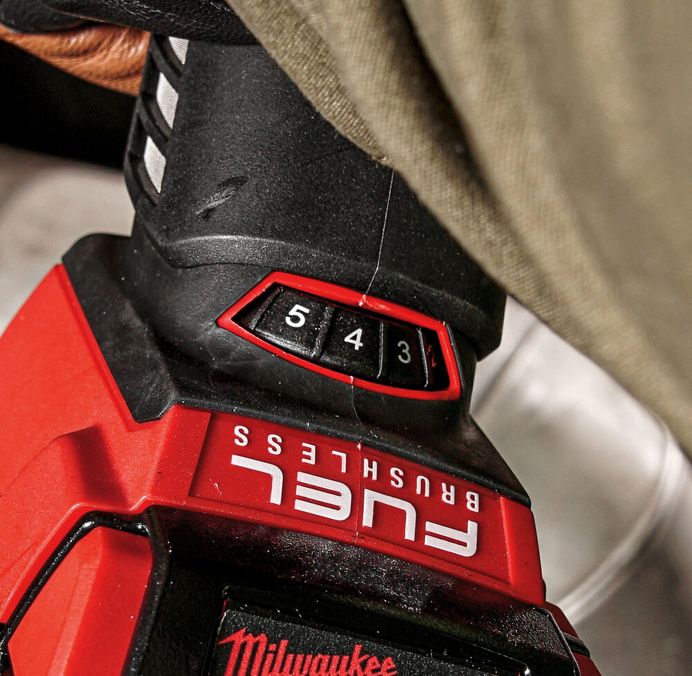 Milwaukee M18 FUEL 115 MM ÚHLOVÁ BRUSKA S KOLÉBKOVÝM SPÍNAČEM, Reg. rychlosti, Rapid STOP