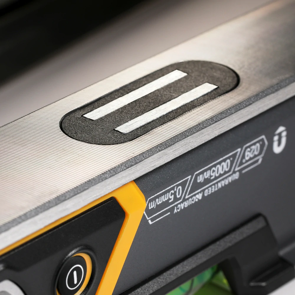 ToughBuilt Vodováha Premim magnetická 23 cm