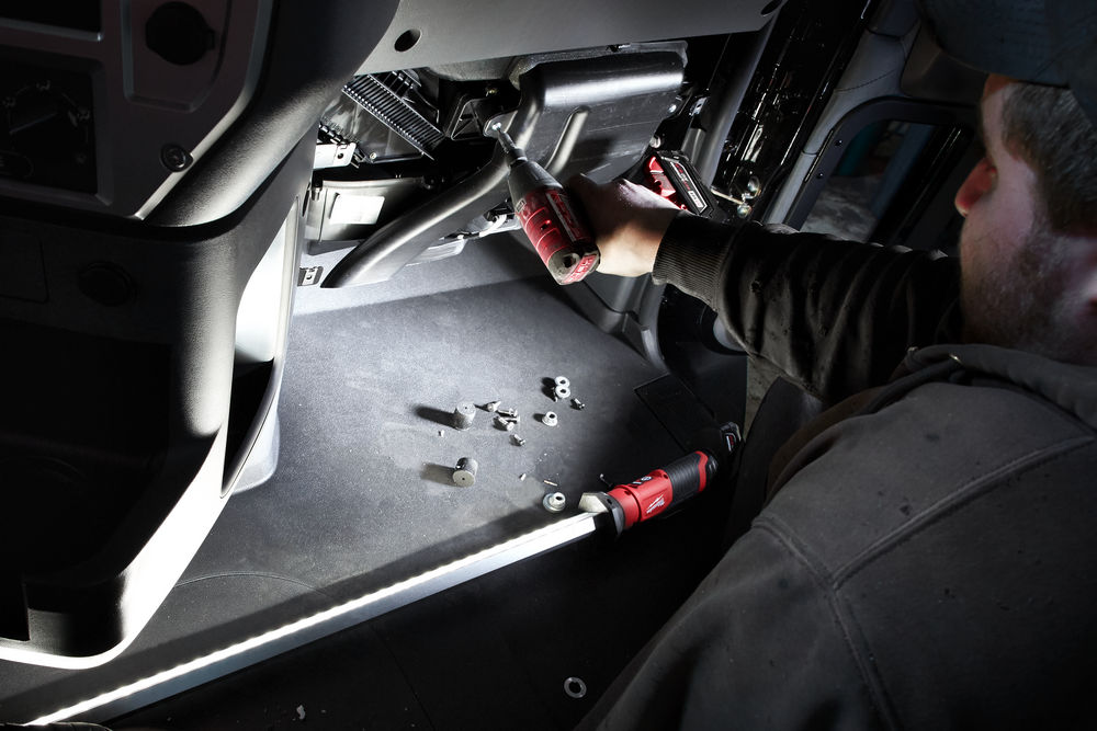 Milwaukee M12 UHL-0 led světlo pod kapotu