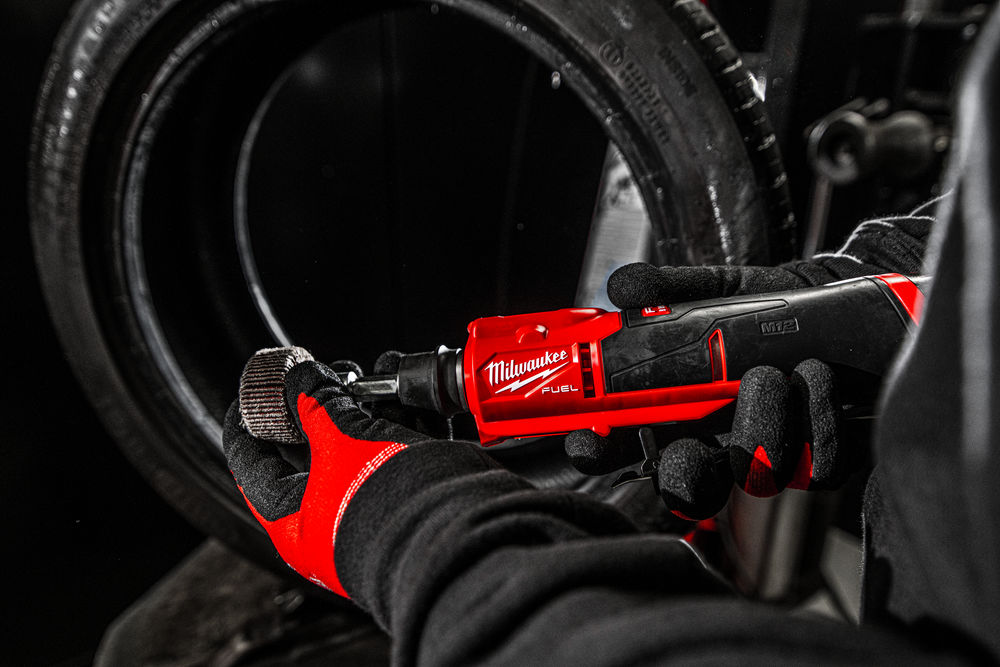 Milwaukee M12 FTB-0 FUEL NÍZKOOTÁČKOVÁ BRUSKA NA HRUBOVÁNÍ PNEUMATIK