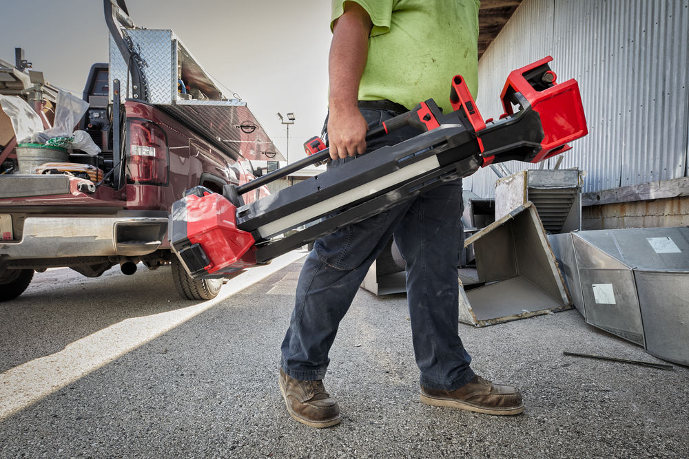 Milwaukee M18 HOSALC VYSOCE VÝKONNÁ STOJANOVÁ SVÍTILNA S NABÍJEČKOU, 6000 lumenů