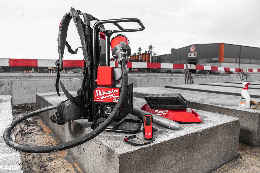 Milwaukee MXF CVBP-602 Batohový ponorný vibrátor do betonu