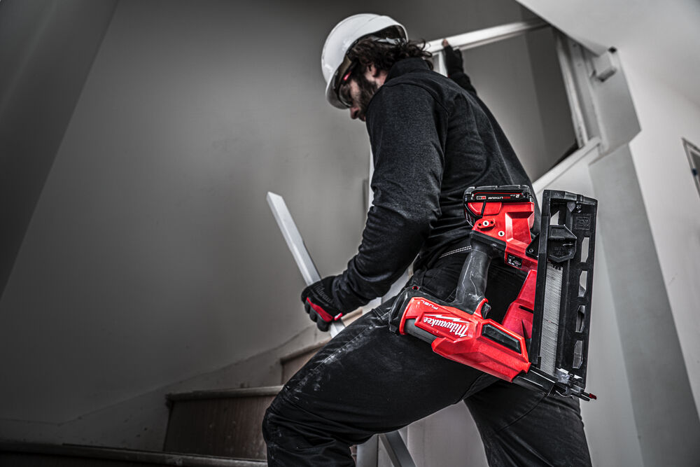 Milwaukee M18 FN16GA-202X Aku dokončovací hřebíkovačka 20°