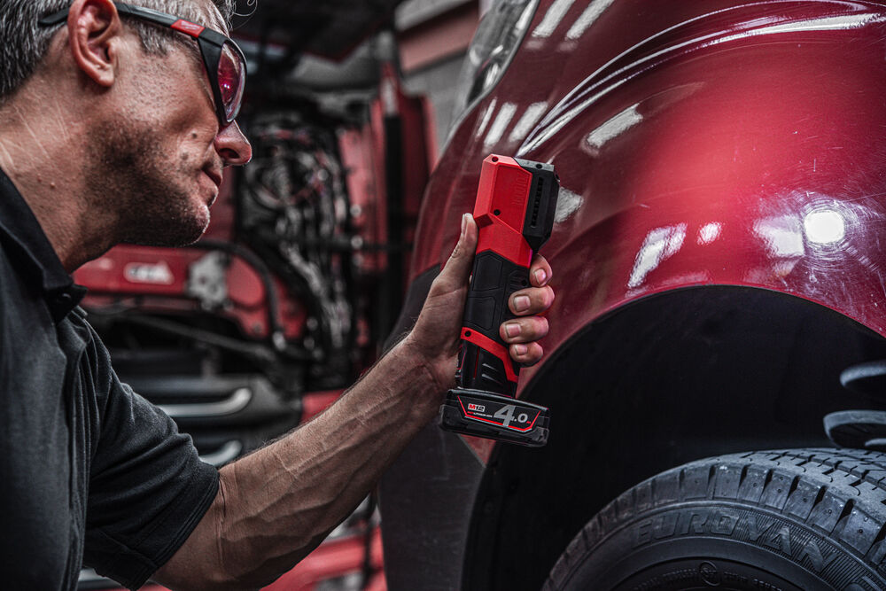 Milwaukee M12 CML-401 Přizpůsobitelné barevné světlo vhodné pro detailing, 1000 lumenů