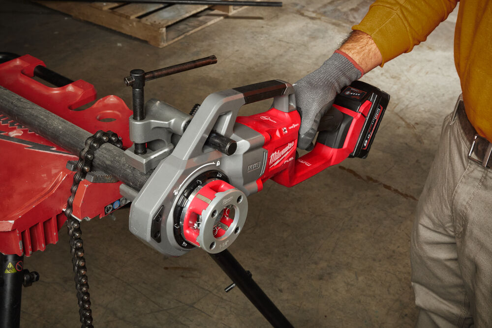 Milwaukee M18 FPT114-802C 1 1/4˝ závitořez s technologií ONE-KEY