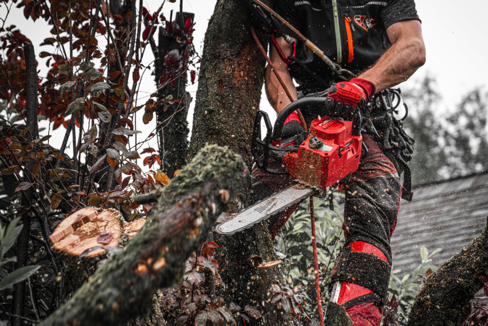 Milwaukee M18 FTHCHS35-802 řetězová pila s horní rukojetí 35CM
