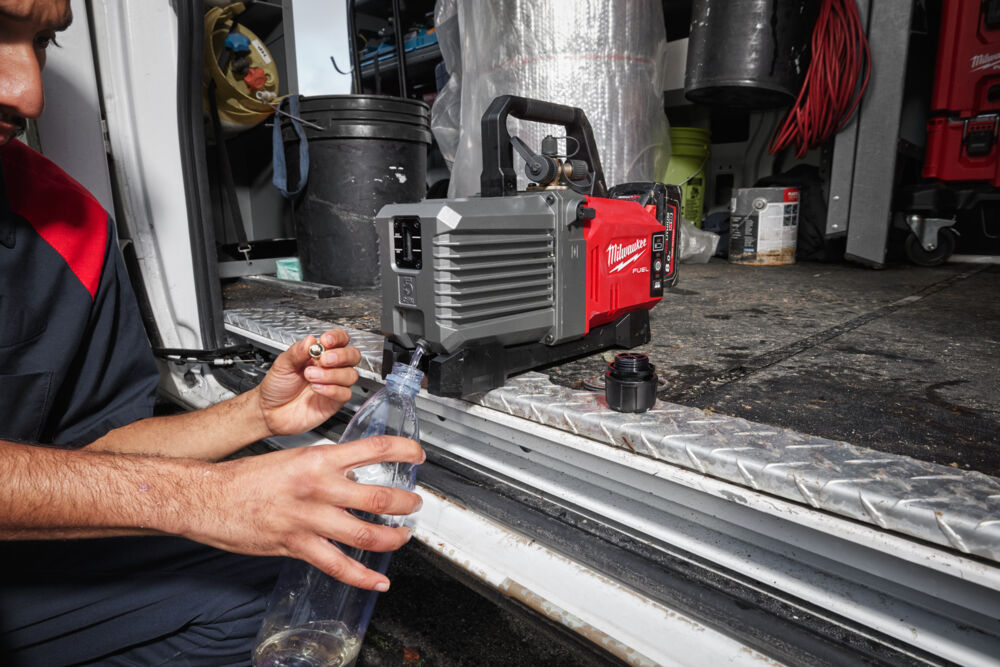 Milwaukee M18 FVP5-0 vakuové čerpadlo