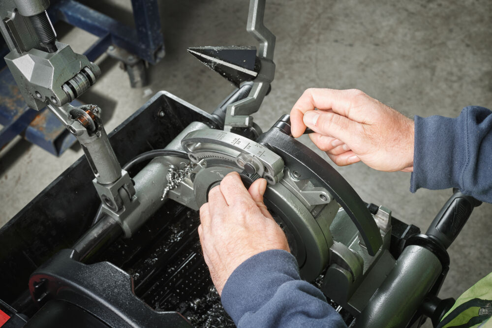 Milwaukee MXF PTR2-601 MX FUEL stacionární závitořez 2˝ s ONE-KEY
