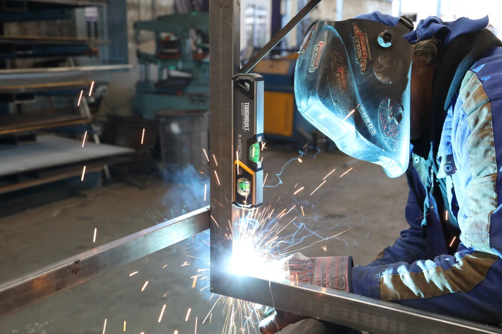 ToughBuilt Vodováha Premim magnetická 23 cm