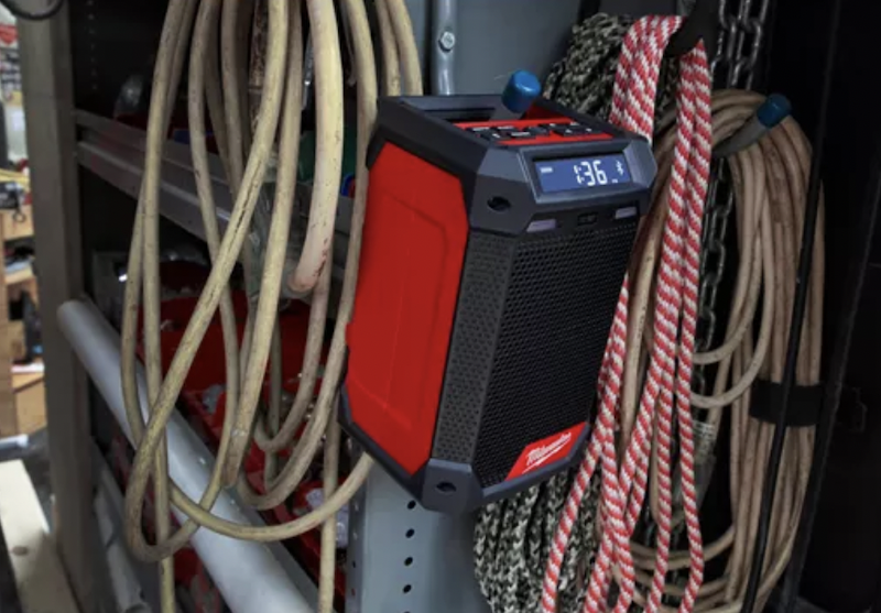 Milwaukee M12 RCDAB+ Stavební rádio DAB+, nabíječka
