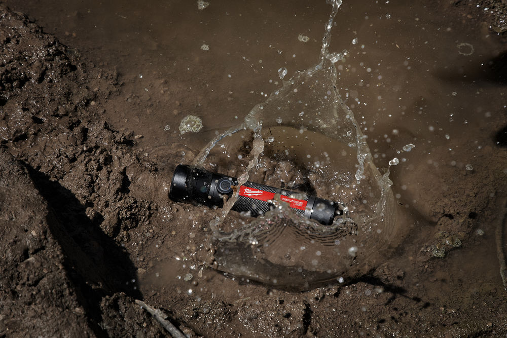 Milwaukee L4 FMLED-201 Kovová LED svítilna s USB nabíjením - 800 lumenů