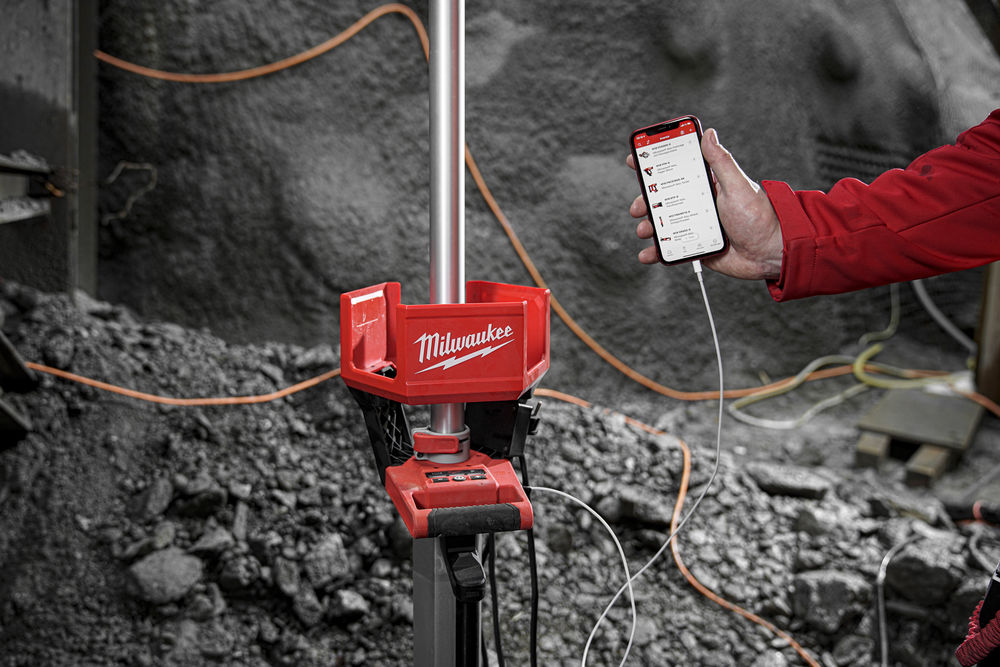 Milwaukee M18 HOSALC VYSOCE VÝKONNÁ STOJANOVÁ SVÍTILNA S NABÍJEČKOU, 6000 lumenů