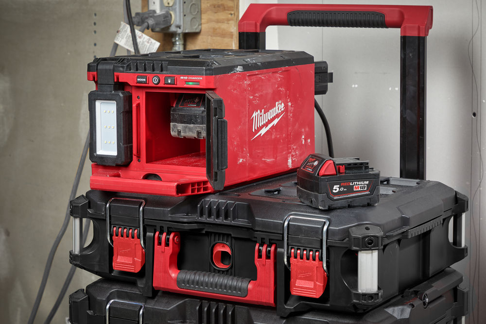 Milwaukee M18 POALC-0 PACKOUT PROSTOROVÉ SVĚTLO A NABÍJEČKA, 3000 Lumenů