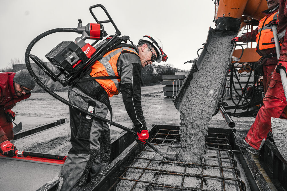 Milwaukee MXF CVBP-602 Batohový ponorný vibrátor do betonu