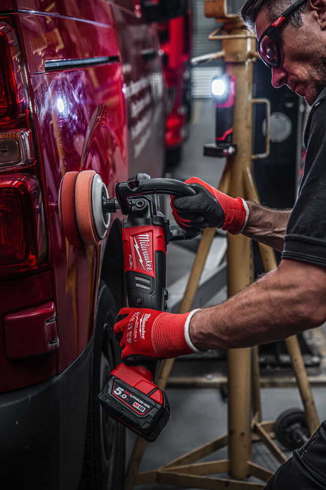 Milwaukee M12 CML-401 Přizpůsobitelné barevné světlo vhodné pro detailing, 1000 lumenů