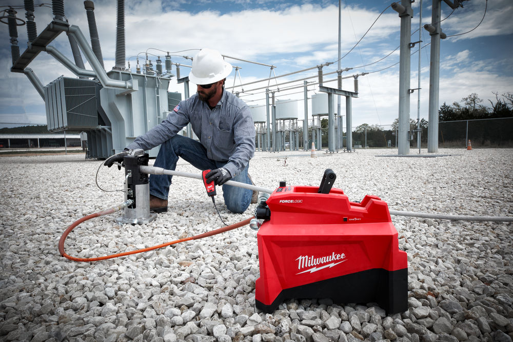 Milwaukee Aku hydraulická pumpa M18 HUP700-121 - 700 BAR FORCE LOGIC