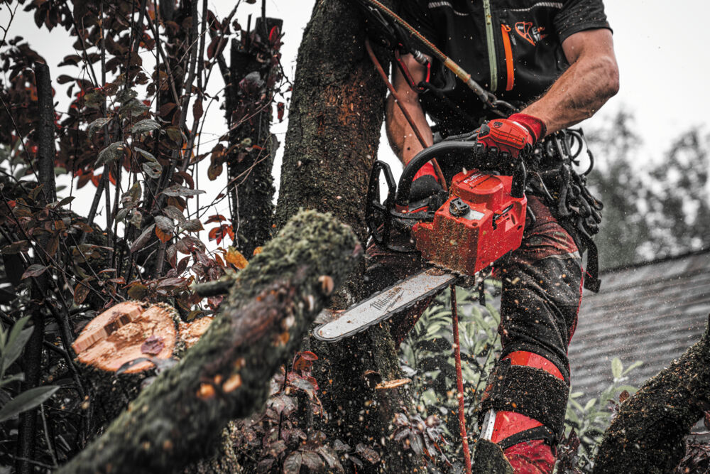 Milwaukee M18 FTHCHS30-802 řetězová pila s horní rukojetí 30CM