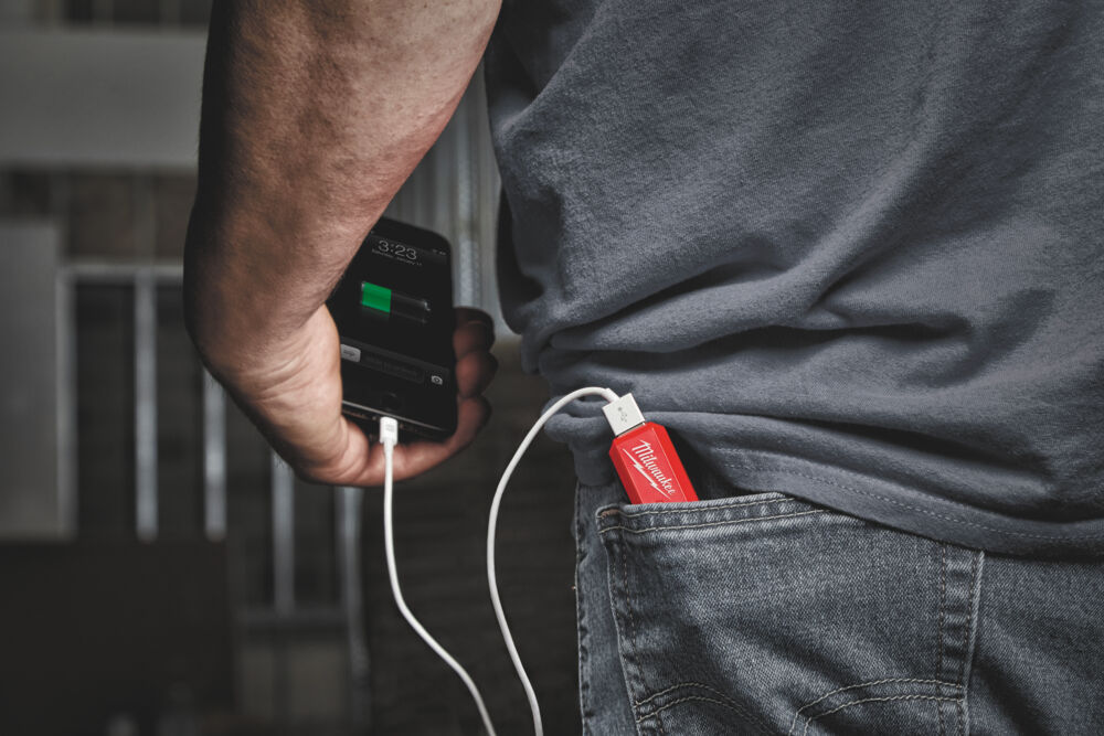 Milwaukee L4PPS-301 REDLITHIUM USB přenosný zdroj energie a nabíječka