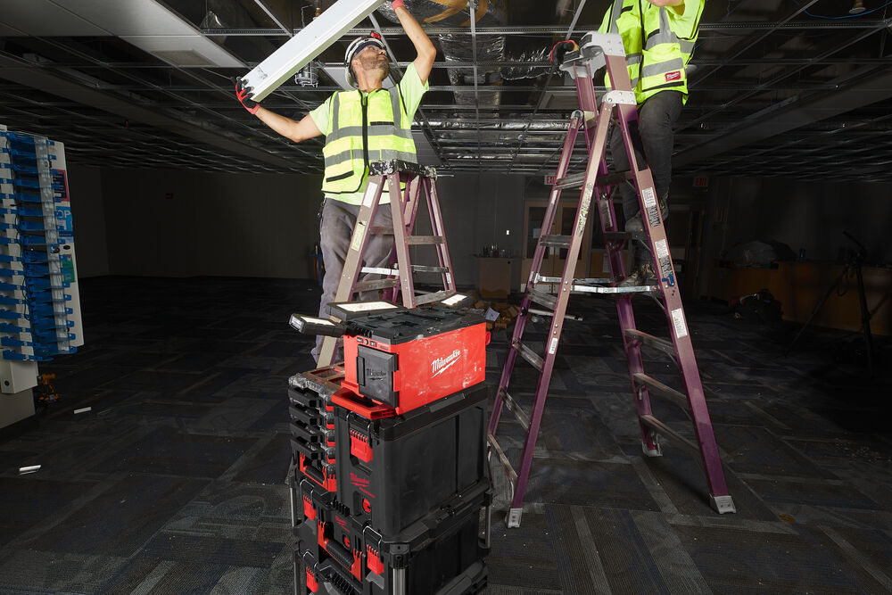 Milwaukee M18 POALC-0 PACKOUT PROSTOROVÉ SVĚTLO A NABÍJEČKA, 3000 Lumenů