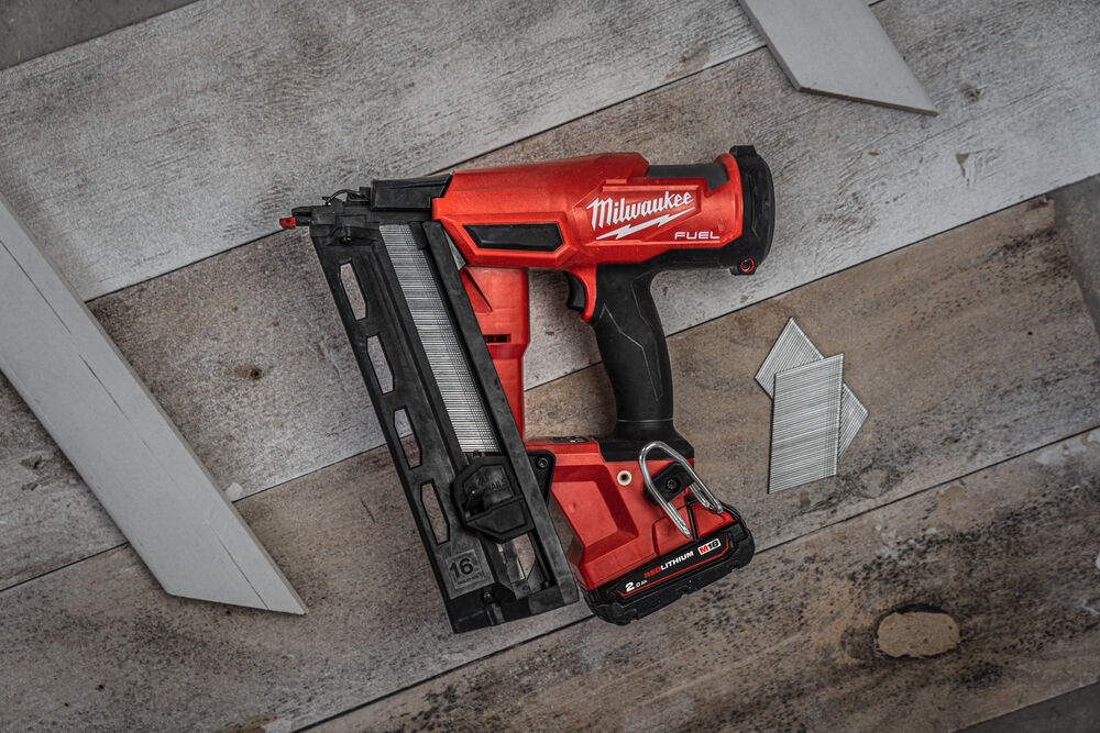 Milwaukee M18 FN16GA-202X Aku dokončovací hřebíkovačka 20°