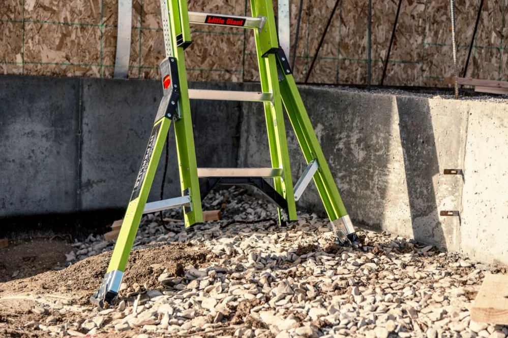 Little Giant - Sumostance 28 - Výsuvný žebřík s patentovanými vyrovnávacími nohami, ze skelných vláken Fiberglass nevodivý